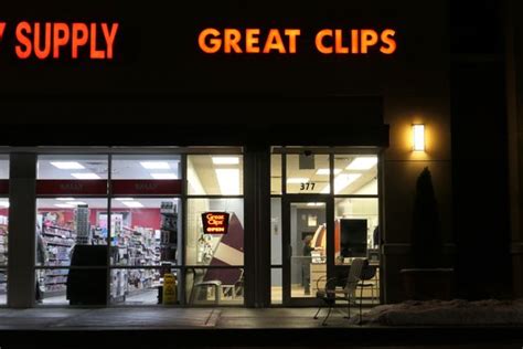 This Great clips is in Gateway Crossing. . Great clips palatine
